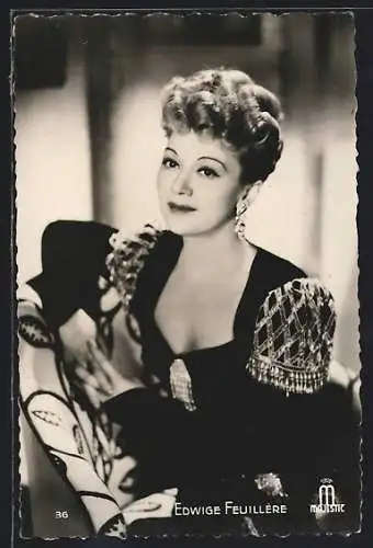 AK Schauspielerin Edwige Feuillère in Abendkleid mit bestickten Schultern