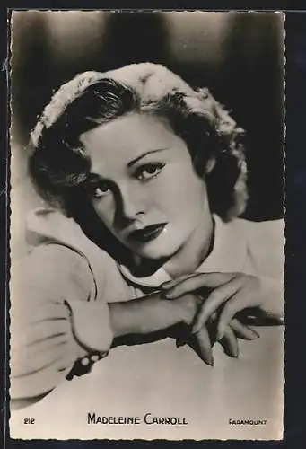 AK Schauspielerin Madeleine Carroll mit gewelltem Haar