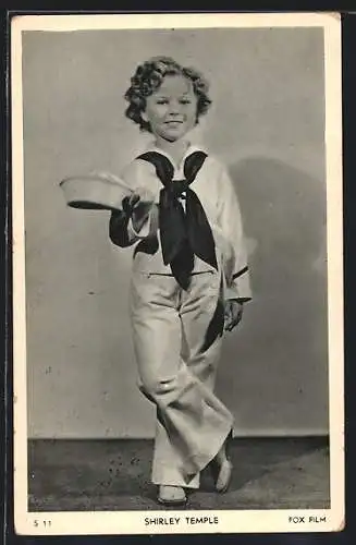 AK Schauspielerin Shirley Temple stehend im hellem Matrosenanzug