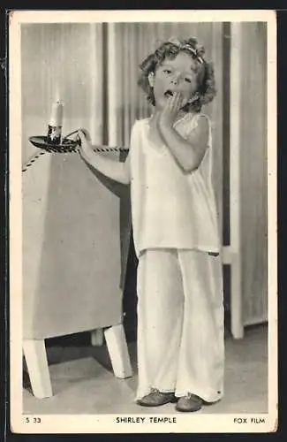 AK Schauspielerin Shirley Temple im Pyjama mit Kerze