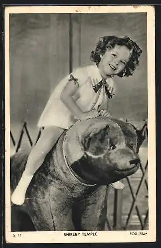 AK Schauspielerin Shirley Temple auf einem Stofftier in einer Filmrolle