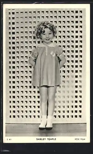 AK Schauspielerin Shirley Temple an die Wand gelehnt
