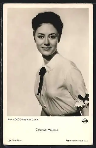 AK Musikerin Caterina Valente in einer Bluse mit Samtschleifen