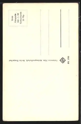 AK Musikerin Caterina Valente in einer Bluse mit Samtschleifen