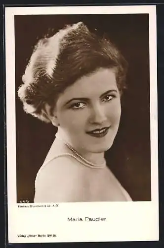 AK Schauspielerin Maria Paudler im Portrait mit Perlenkette