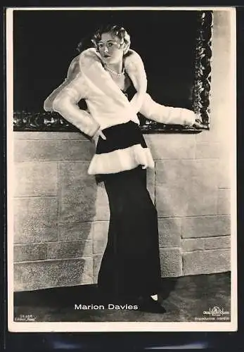 AK Schauspielerin Marion Davies posiert vor Spiegel