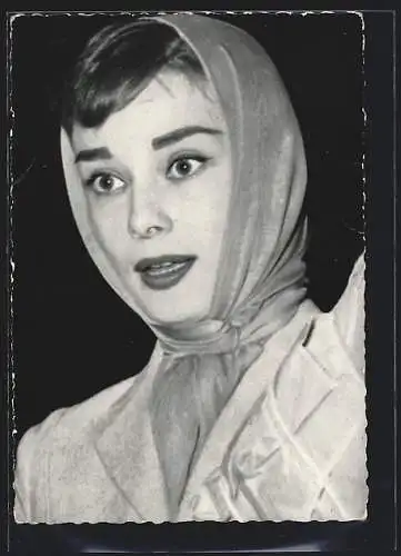 AK Schauspielerin Audrey Hepburn mit Kopftuch
