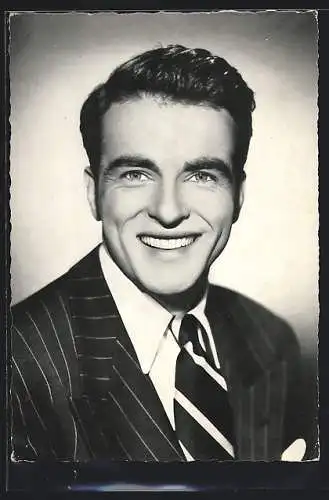 AK Schauspieler Montgomery Clift lächelnd seine schönen Zähne zeigend