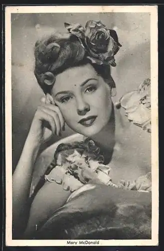 AK Schauspielerin Mary McDonald mit aufgestütztem Kopf