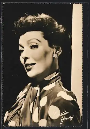 AK Schauspielerin Loretta Young mit Perlenohrring