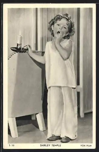 AK Schauspielerin Shirley Temple im Pyjama mit Kerze