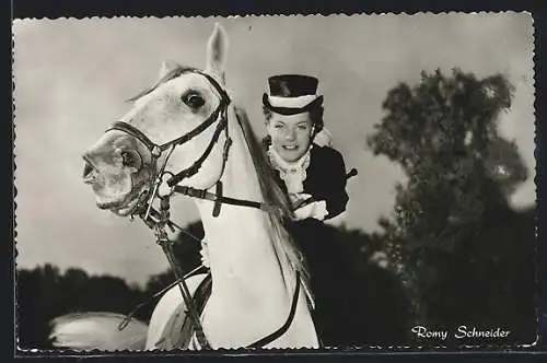 AK Schauspielerin Romy Schneider auf einem Pferd reitend einer Filmszene