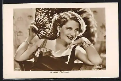 AK Schauspielerin Norma Shearer mit grossem Fächer
