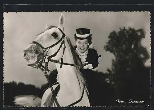 AK Schauspielerin Romy Schneider auf einem Pferd reitend einer Filmszene