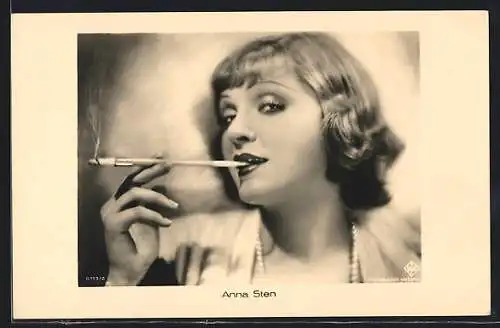 AK Schauspielerin Anna Stein posiert mit Zigarette