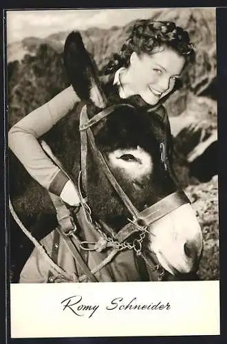 AK Schauspielerin Romy Schneider auf einem Pferd in einer Filmrolle
