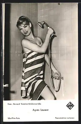 AK Schauspielerin Agnes Laurent im Badetuch unter der Dusche