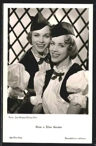 AK Schauspielerinnen Alice u. Ellen Kessler posieren gemeinsam mit Hütchen