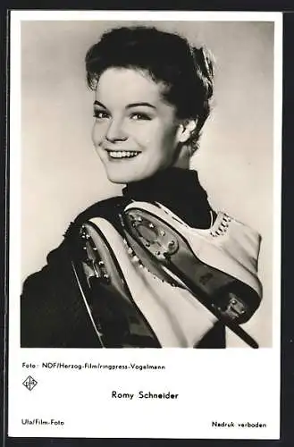 AK Romy Schneider mit Schlittschuhen, Schauspielerin