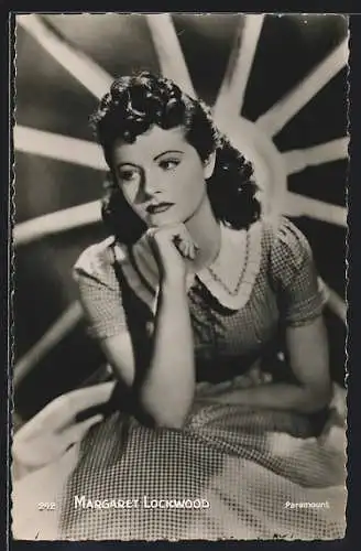 AK Schauspielerin Margaret Lockwood in verträumter Pose