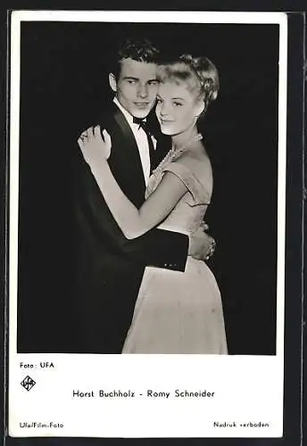AK Schauspieler Horst Buchholz und Romy Schneider in Abendkleidung sich haltend