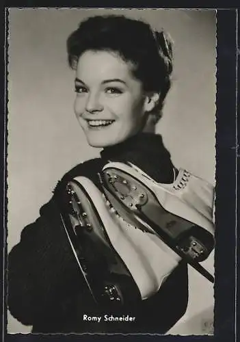 AK Schauspielerin Romy Schneider wirft lässig Kunst-Eislaufschuhe über die Schulter