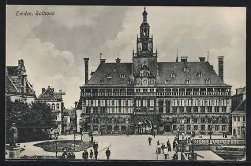 AK Emden / Ostfr., Rathaus und Strassenpartie mit Passanten