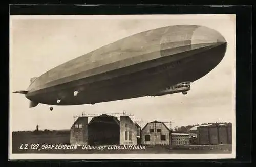 AK Luftschiff Graf Zeppelin, über der Luftschiffhalle