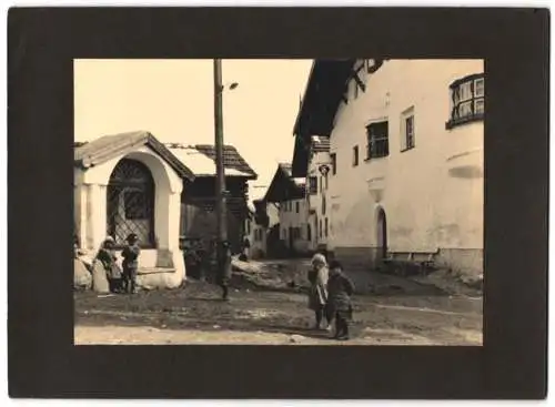Fotografie unbekannter Fotograf, Ansicht Fiss / Tirol, Gasthaus zum Lamm vom Schulplatz gesehen 1932