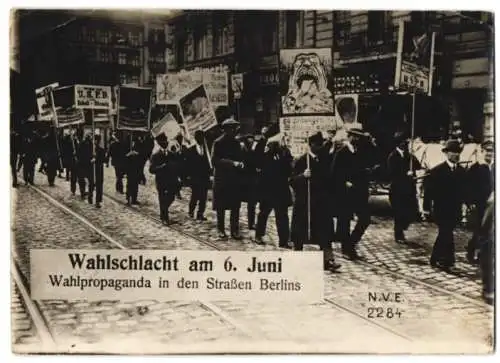 Fotografie N. V. E., Ansicht Berlin, Wahlschlacht am 6. Juni, USPD Wahlpropaganda, Plakate mit Karikaturen