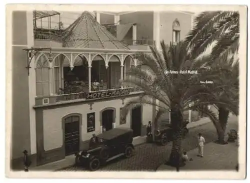 Fotografie Baena, Ansicht Las Palmas, Autos parken vor dem Hotel Madrid