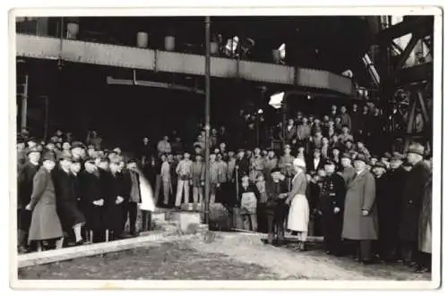 Fotografie unbekannter Fotograf, Ansicht Duisburg, Stahlarbeiter der Thyssen-Hütte haben sich am 1. Mai 1936 versammelt