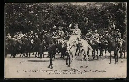 AK Les Fêtes de la Victoire, 14 Juillet 1919, Les Maréchaux Foch et Petain, Place de la Republique
