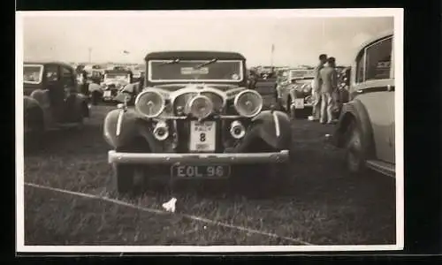 Foto-AK Parkendes Auto beim Autorennen, Nummernschild EOL 96