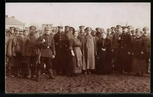 Foto-AK Russische Kriegsgefangene und Damen, Erster Weltkrieg