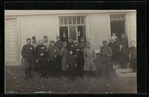 Foto-AK Französische Kriegsgefangene mit Bewacher vor einem Haus, Erster Weltkrieg