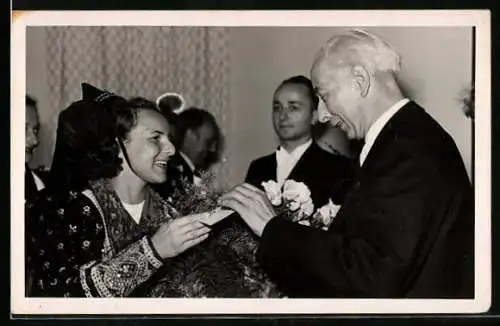 AK Theodor Heuss mit einer jungen Frau in Tracht