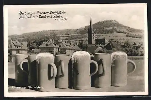 AK Staffelstein / Bayern, Ortsansicht hinter grossen Bierkrügen