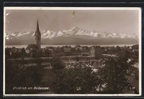 AK Eriskirch /Bodensee, Ortspanorama mit Alpen aus der Vogelschau