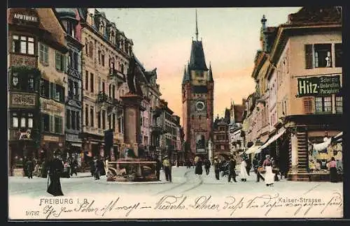 AK Freiburg i. B., Kaiser-Strasse mit Denkmalsbrunnen und Turm