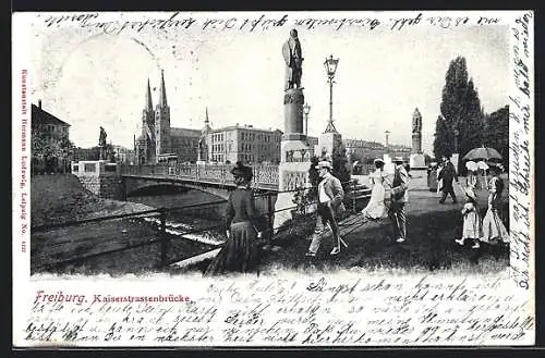 AK Freiburg i. B., Passanten an der Kaiserstrassenbrücke