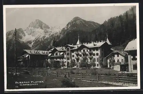 AK Carbonin / Schluderbach, Hotel Ploner gegen das Gebirge