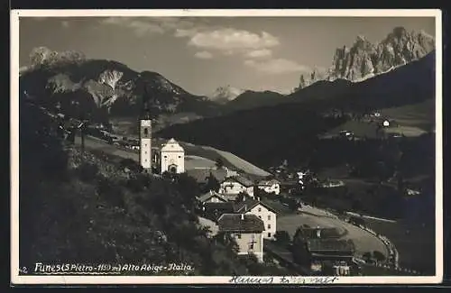 AK Funes, Ortsansicht mit Bergpanorama