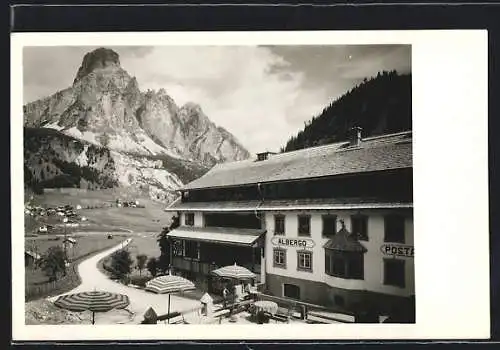 AK Corvara-Ladinia, Albergo Posta mit Strasse und Berggipfel