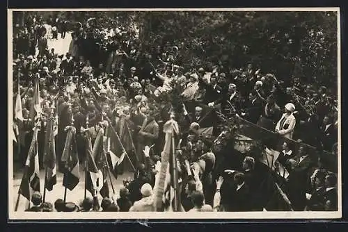 Foto-AK Brixen, Veranstaltung mit Fahnen und Menschenmenge