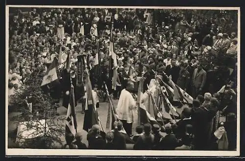 Foto-AK Brixen, Freiluftgottesdienst mit Fahnen