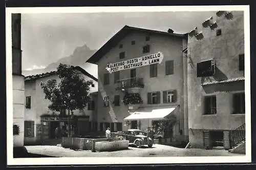 AK Kastelruth, Post-Gasthaus Lamm mit Brunnen