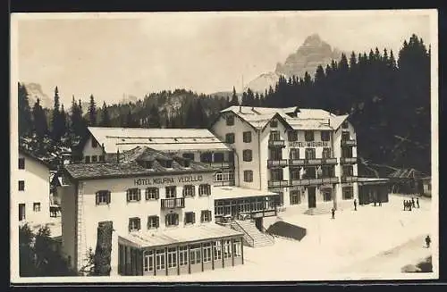 AK Misurina, Hotel Misurina Vecellio mit Berggipfel im Winter