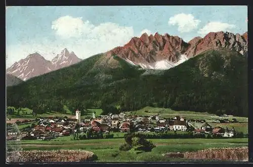 AK Innichen /Pustertal, Totalansicht mit Bergen im Hintergrund