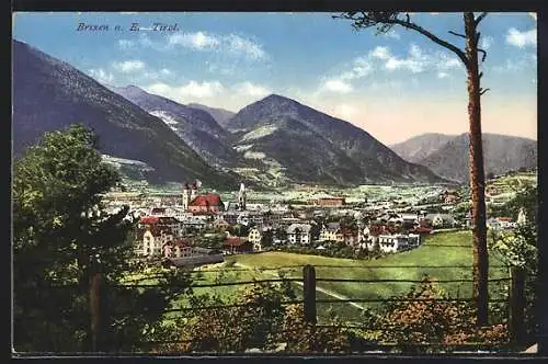 AK Brixen a. E., Ortsansicht vor bewaldeten Bergen